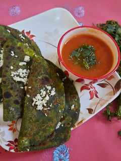 પનીર પાલક ચીઝ પરાઠા (Paneer Palak Cheese Paratha Recipe In Gujarati) રેસીપી મુખ્ય ફોટો