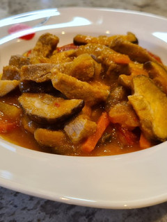 Una foto de Solomillo de cerdo con shiitake y salsa de tomate y pimientos