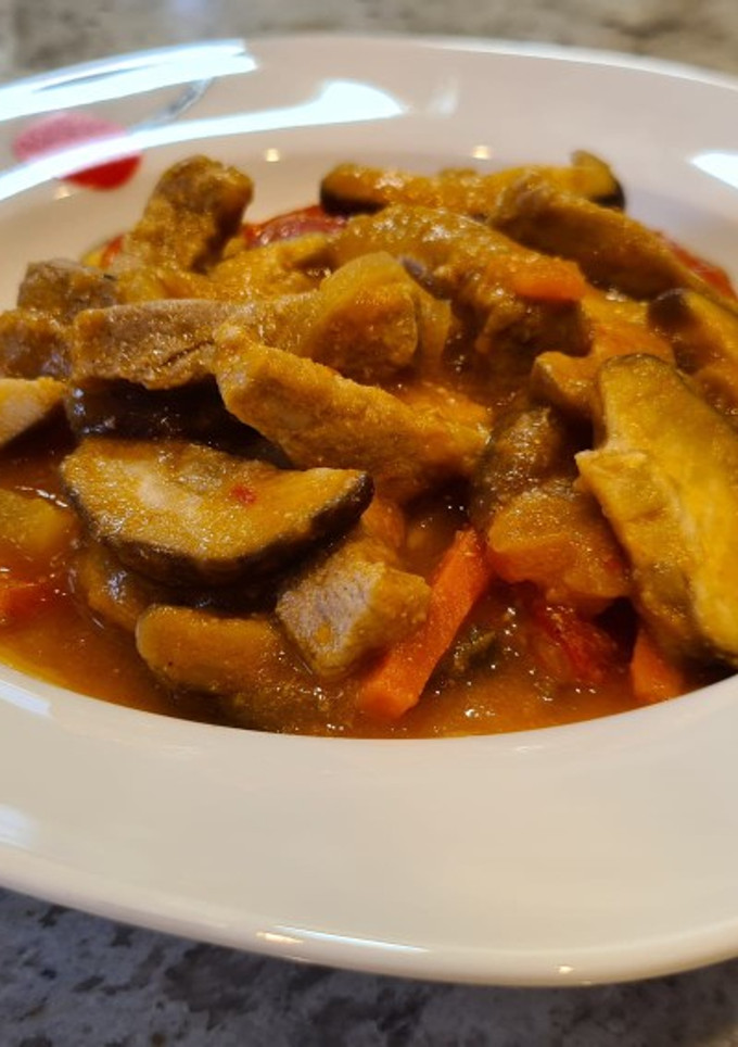 Una foto de Solomillo de cerdo con shiitake y salsa de tomate y pimientos