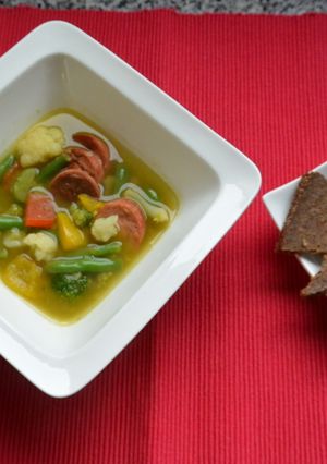 Una foto de Sopa de guisantes con verdura y salchicha vegetariana (Erwtensoep met vegaworst)