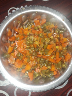 கேரட் பீன்ஸ் பொரியல்(carrot beans poriyal recipe in tamil) செய்முறை முக்கிய புகைப்படம்