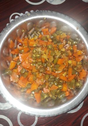 கேரட் பீன்ஸ் பொரியல்(carrot beans poriyal recipe in tamil) செய்முறை முக்கிய புகைப்படம்