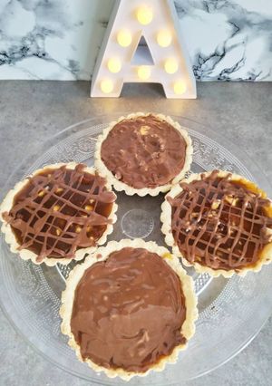 Une photo de Tartelettes amandes caramel chocolat au lait
