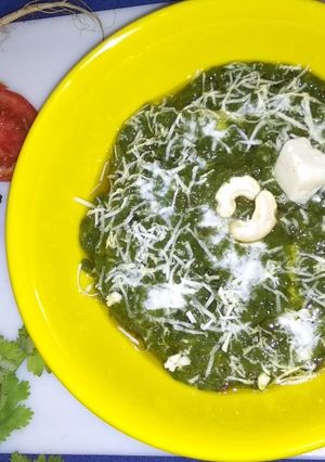 A picture of Palak Paneer with Very Less Masala.