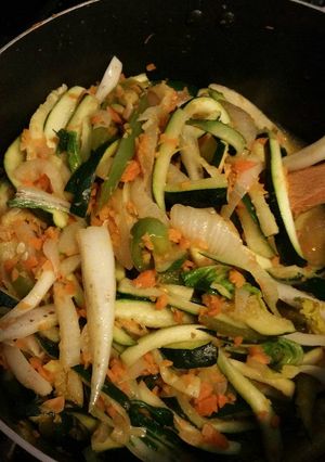 A picture of Paleo Teriyaki Stir-fry Zoodles.