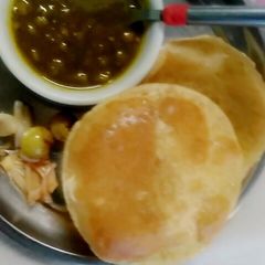 A picture of Chhole puri.