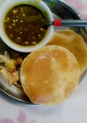 A picture of Chhole puri.