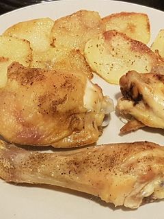 Una foto de Pollo al horno con yogurt cremoso y guarnición de patatas