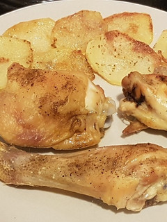 Una foto de Pollo al horno con yogurt cremoso y guarnición de patatas