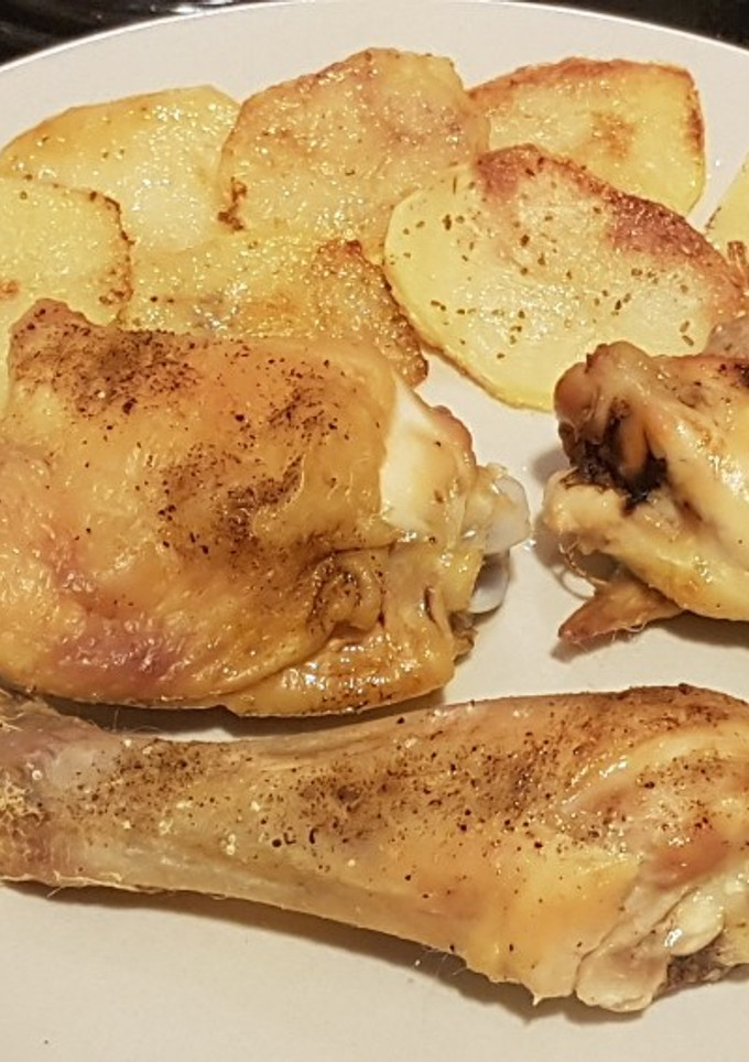 Una foto de Pollo al horno con yogurt cremoso y guarnición de patatas