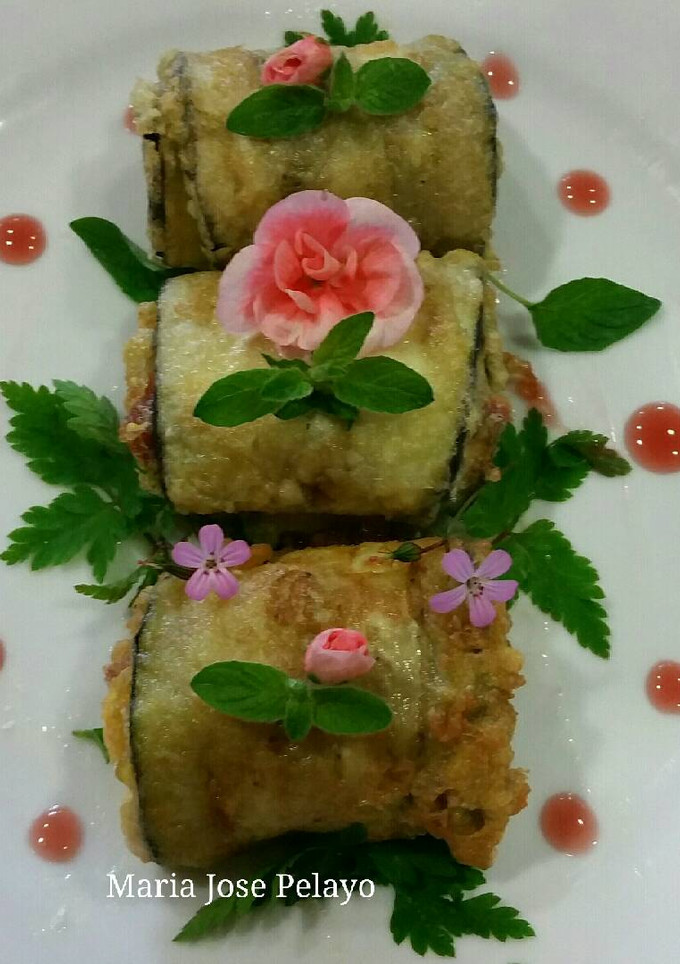 Una foto de Berenjenas con queso de cabra y jamón ibérico