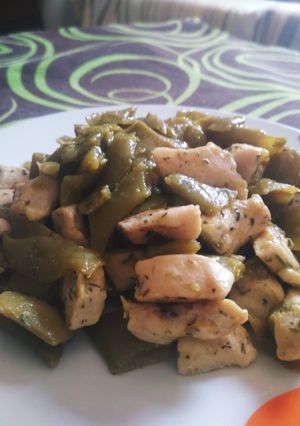 Una foto de Pollo al limón con judías