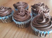 Una foto de ganache de chocolate relleno para torta