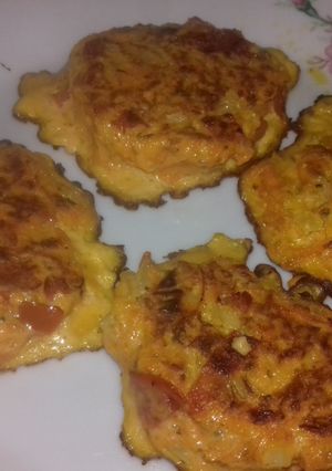 Una foto de Tortillitas de zanahoria, tomate y cebolla