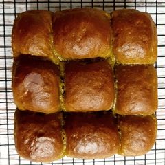 A picture of Palak Ladi Pav (no oven bread).