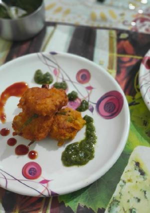 A picture of Moong dal fritters.