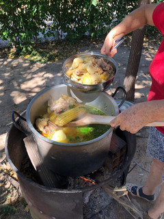 Una foto de Sancocho de gallina en el campo