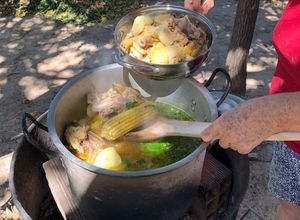Una foto de Sancocho de gallina en el campo