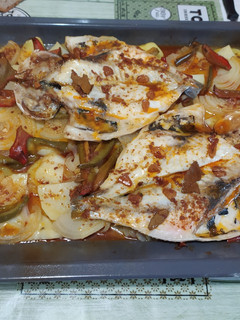 Una foto de Dorada al horno a la gallega