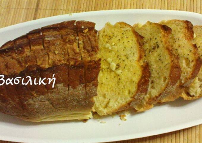 κύρια φωτογραφία συνταγής Ψητό ψωμί με πέστο βασιλικού και τυρί