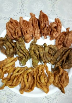 A picture of Karela shape Mathri.