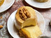 Una foto de chocoflan con flan