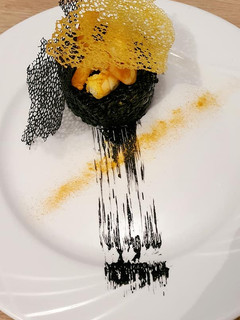 Une photo de Risotto à l'encre de Seiche etCrevettes au Curcuma