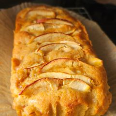 A picture of Apple Cake.