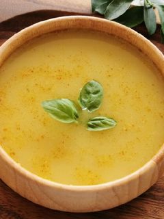 Sárgaborsó krémleves sáfrányos szeklicével és szerecsendióval 💛 recept fotója