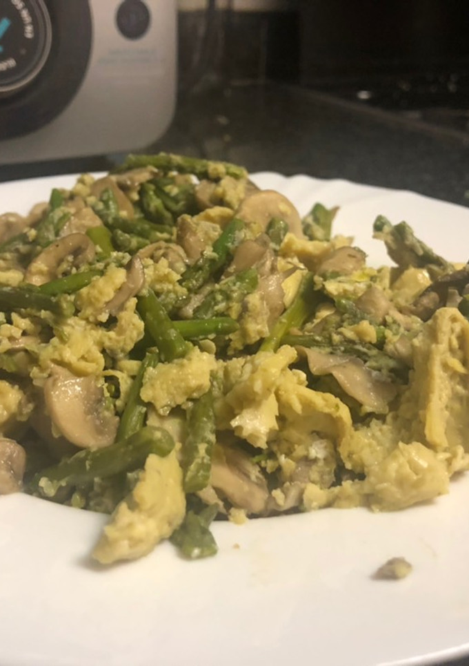 Una foto de Revuelto de champiñones y espárragos (Mambo/Thermomix)