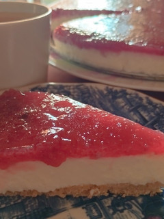 Una foto de Tarta de queso con frutos del bosque y bizcocho 🍓🫐🍒