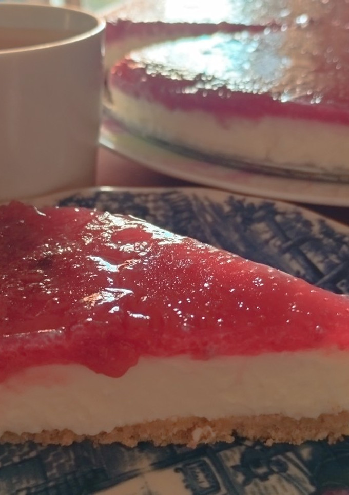 Una foto de Tarta de queso con frutos del bosque y bizcocho 🍓🫐🍒