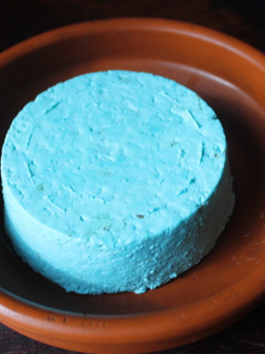 Una foto de Queso fresco azul casero