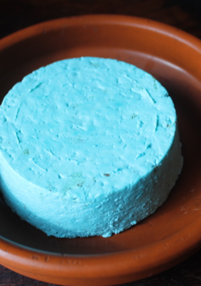 Una foto de Queso fresco azul casero