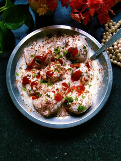 दही बड़े (dahi vade recipe in hindi) रेसिपी मुख्य फोटो