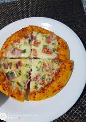 Una foto de Pizza de Cúrcuma con Panceta y Mozzarella