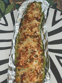 Una foto de Calabacines rellenos de ternera, verduras y queso de cabra gratinados al horno