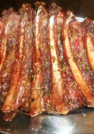 Una foto de Cordero a las hierbas con papas noisette en salsa de roquefort