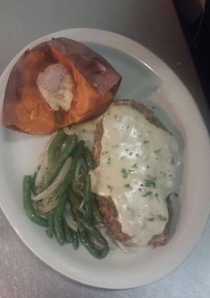 A picture of Almond crusted chicken breast with creamy garlic sauce.