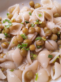 Una foto de Pasta con salsa de ajo🌰, limón🍋 y aceite de oliva🍝