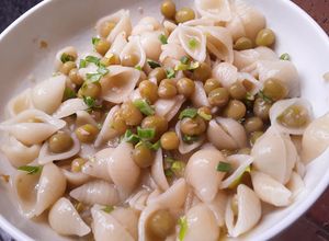 Una foto de Pasta con salsa de ajo🌰, limón🍋 y aceite de oliva🍝