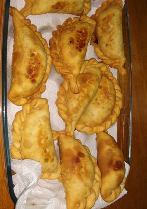 Una foto de Empanadas cortada a cuchillo