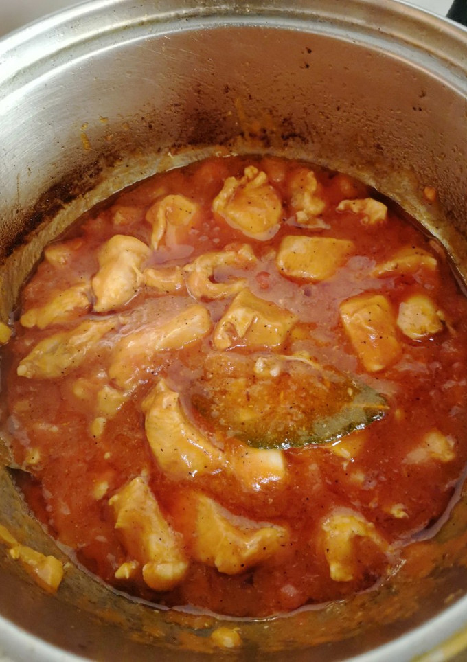 Una foto de Pollo con pimientos rojos de lata