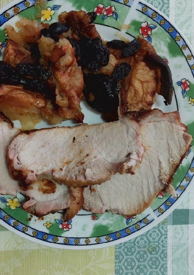 Una foto de Lomo de cerdo con manzana y pasas