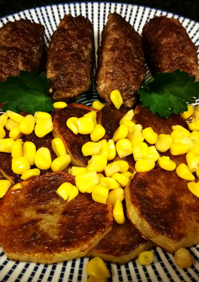 Una foto de Salchichas especiadas caseras sin tripa con patata y maíz