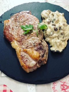 Una foto de Entrecot de ternera a la plancha en salsa de setas