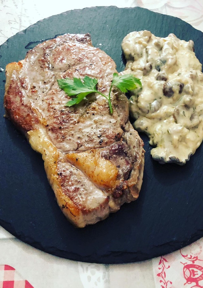 Una foto de Entrecot de ternera a la plancha en salsa de setas