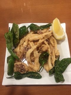 Una foto de Calamares a la andaluza con pimientos del padrón