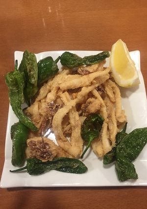 Una foto de Calamares a la andaluza con pimientos del padrón