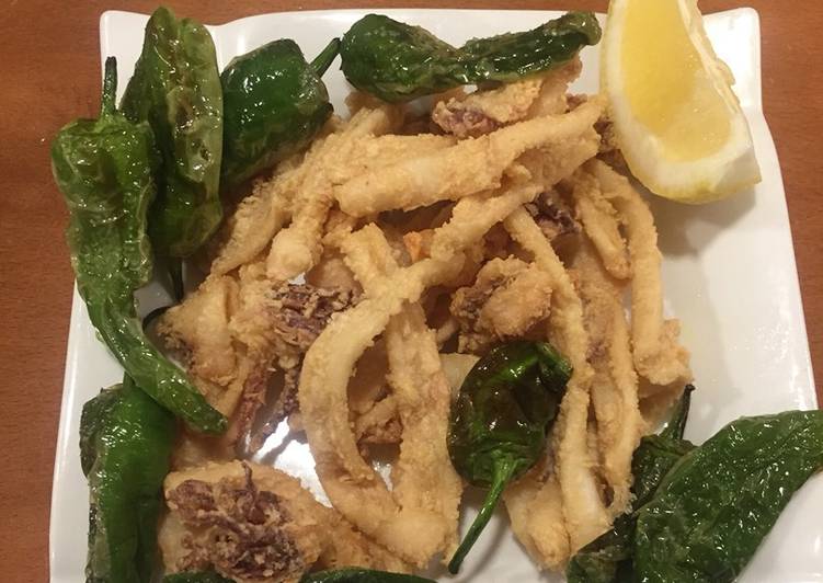 Calamares a la andaluza con pimientos del padrón